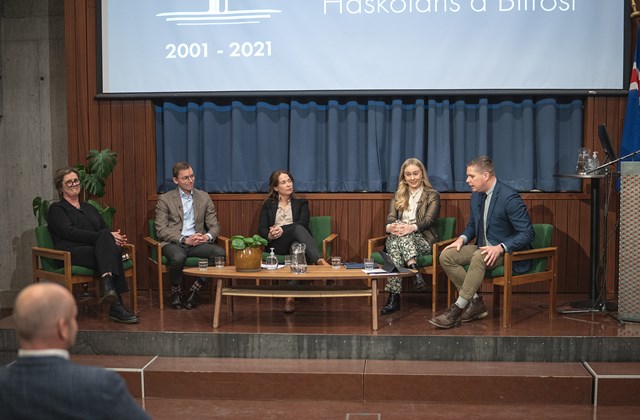 Frá pallborðsumræðum málþingsins. F.v. Bryndís Hlöðversdóttir, Jóhannes Tómasson, Ragnheiður E. Þorsteinsdóttir, Erna Sigurðardóttir og Unnar Steinn Bjarndal Björnsson, sem stjórnaði jafnframt umræðum.