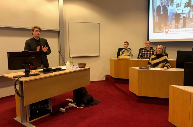 Bjarki í stofu HT101 í Háskóla Íslands, þar sem hann flutti fyrirlestur sinn á jafnréttisdögum 2023.