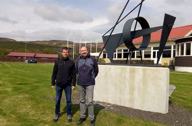 Dr. Michal Novák og dr. Fusek við útilistaverkið Lífsorka eftir Ásmund Sveinsson á túninu við Bifröst.