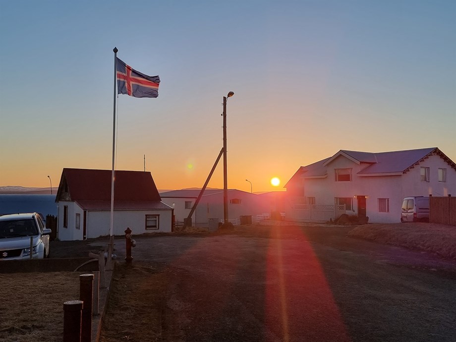 Sól gengur til Viðar á Þórshöfn á Langanesi. (Ljósm. Gréta Bergún Jóhannesdóttir)