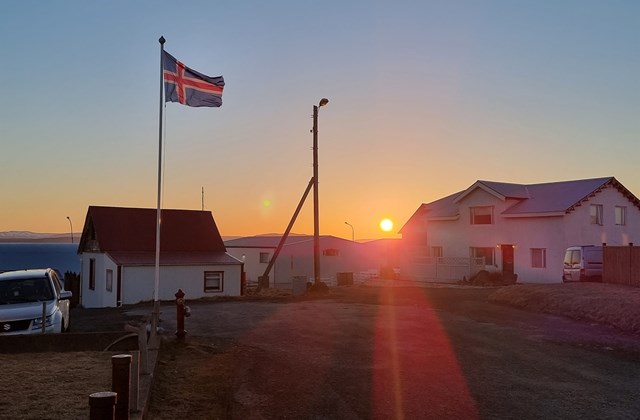 Sól gengur til Viðar á Þórshöfn á Langanesi. (Ljósm. Gréta Bergún Jóhannesdóttir)
