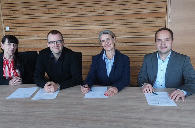 Frá undirritun samkomulagsins (f.v.) Sigríður Elín Þórðardóttir, forstöðumaður þróunarsviðs Byggðastofnunar, Arnar Már Elíasson, forstjóri Byggðastofnunar, Margrét Jónsdóttir Njarðvík, rektor og Stefan Wendt, staðgengill rektors.