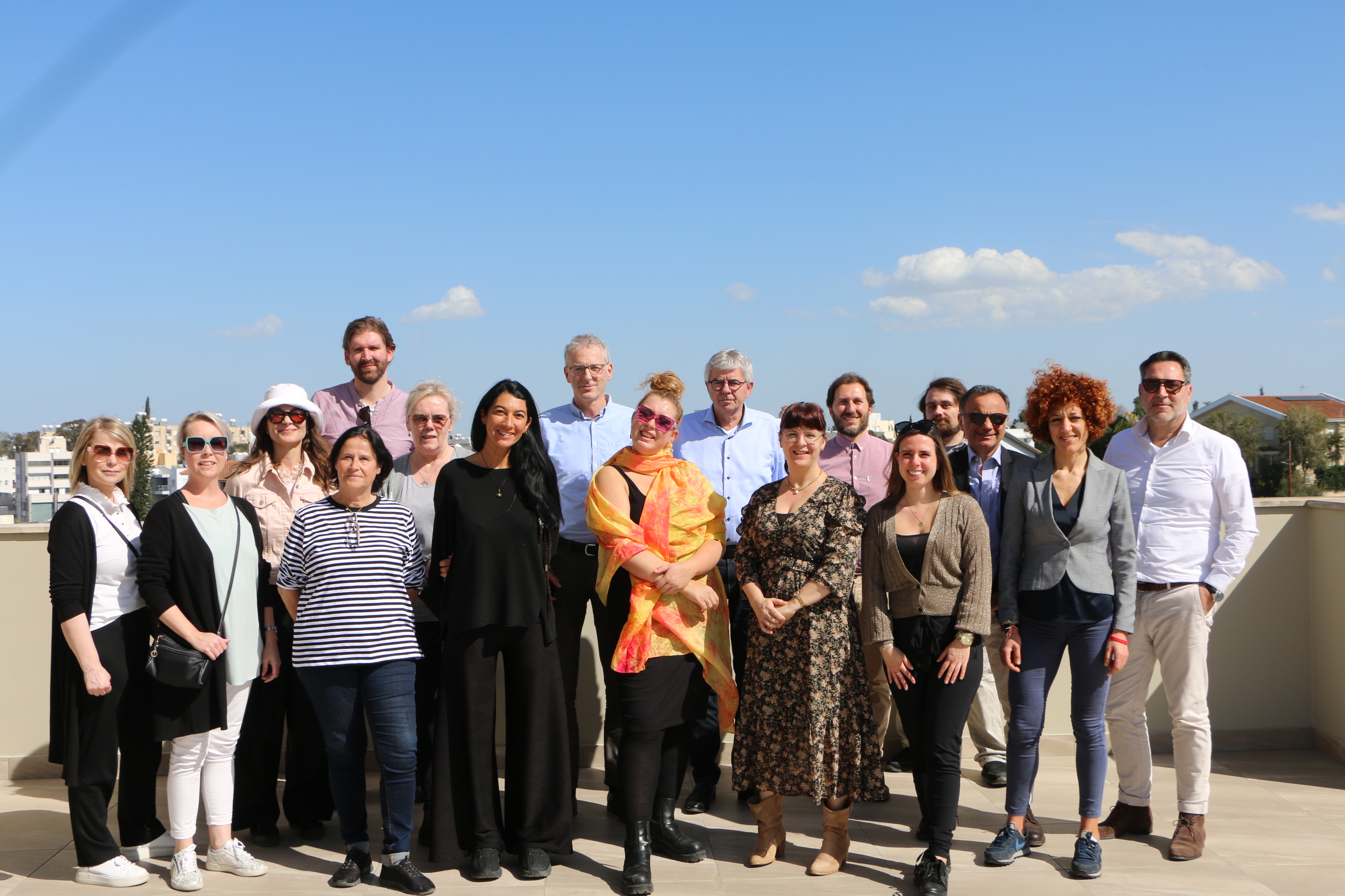 Þátttakendur á námskeiðinu á þaksvölum Opna háskólans í Kýpur. Fulltrúar Háskólans á Bifröst voru verkefnastjórarnir Guðrún Olga Árnadóttir, Helena Dögg Haraldsdóttir og Soffía Dagmar Þorleifsdóttir, Helga Guðrún Jónasdóttir, samskiptastjóri, Heiða Vigdís Sigfúsdóttir, alþjóðafulltrúi og Leifur Finnbogason, prófstjóri.