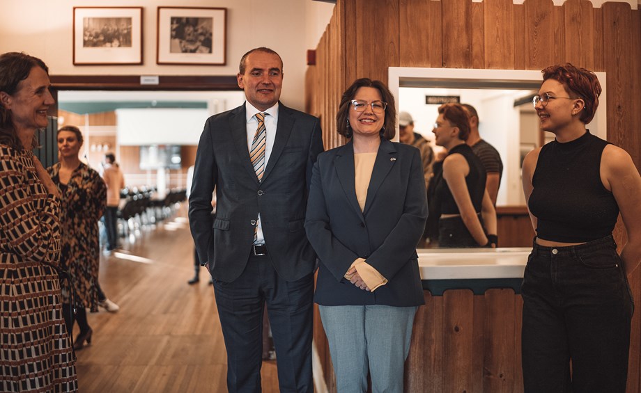 Félagsmálaráðherra  heilsar upp á úkraínsk mæðgin. Í bakgrunni má sjá Margréti Jónsdóttur Njarðvík, rektor Háskólans á Bifröst.