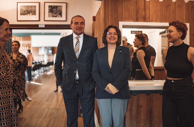 Félagsmálaráðherra heilsar upp á úkraínsk mæðgin. Í bakgrunni má sjá Margréti Jónsdóttur Njarðvík, rektor Háskólans á Bifröst.