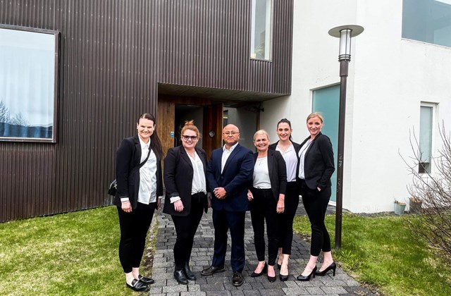 Hópur G önnum kafinn við vörn á misserisverkefni sínu 2022.