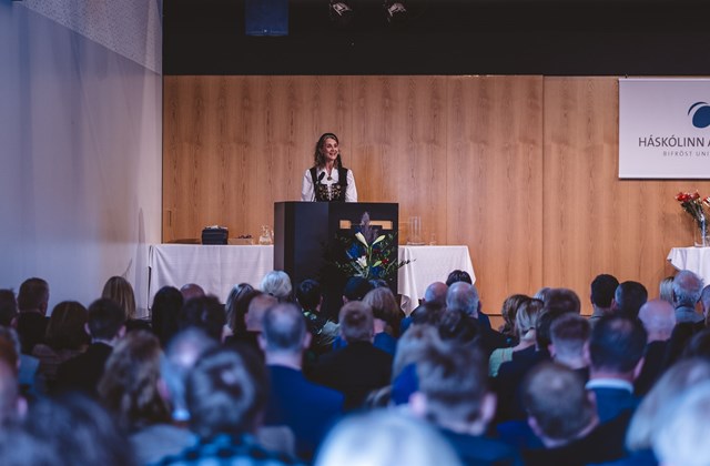 Margrét Jónsdóttir Njarðvík, rektor, klæddist íslenska þjóðbúningnum í tilefni dagssins.