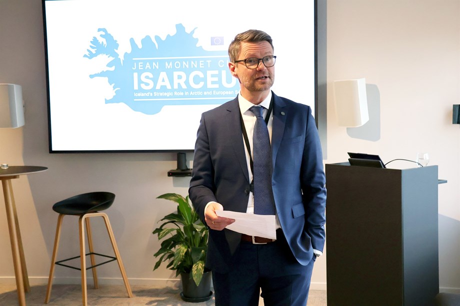 Dr. Magnús Skjöld flytur erindi á upphafsviðburði Jean Monnet Chair ISARCEUR-verkefnisins við Háskólann á Bifröst.