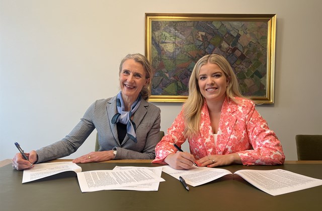 Margrét Jónsdóttir Njarðvík, rektor og Áslaug Arna Sigurbjörnsdóttir, ráðherra, við undirritun samningsins í morgun í háskóla-, iðnaðar og nýsköpunarráðuneytinu.