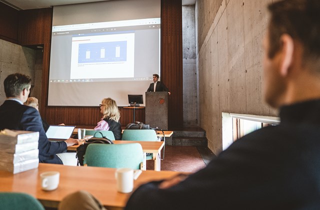 Kynning dr. Bjarka Þórs Grönfeldt á doktorsverkefni sínu var á meðal dagskrárliða á fundi kennslu- og rannsóknaráðs í dag.