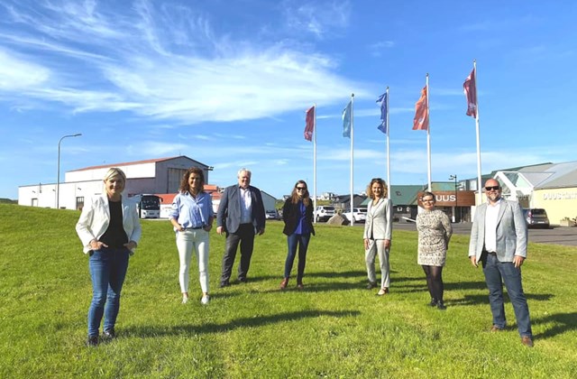 Ráðherrarnir Lilja Alfreðsdóttir, Þórdís Kolbrún Reykfjörð Gylfadóttir, Sigurður Ingi Jóhannsson og Katrín Jakobsdóttir í góða veðrinu í gær í Reykjanesbæ ásamt Margréti Jónsdóttur Njarðvík, rektori, Önnu Hildi Hildbrandsdóttur, fagstjóra og Nirði Sigurjónssyni, deildarforseta félagsvísindadeildar Háskólans á Bifröst.