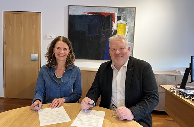 Margrét Jónsdóttir Njarvík, rektor Háskólans á Bifröst og Sigurður Ingi Jóhannsson, innviðaráðherra, við undirritunina.