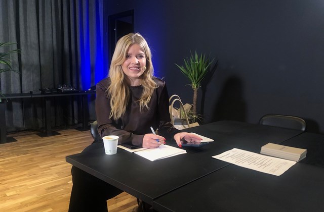 Anna Hildur Hildibrandsdóttir, fagstjóri skapandi greina og Áslaug Arna Sigurbjörnsdóttir, háskólaráðherra, á kynningunni í morgun. Kynning fór fram í Grósku var vel sótt af fulltrúum háskólasamfélagsins.