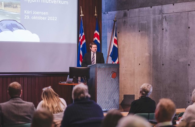 Hannes Karlsson, stjórnarformaður Sambands íslenskra samvinnufélaga, Margrét Jónsdóttir Njarðvík, rektor og ráðstefnustjóri og Jon Altuna, vararektor Mondragón háskólans á Spáni.