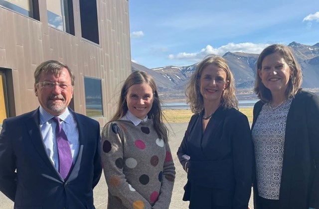 F.v. Thomas O'Reilly, fyrrverandi rektor Pine Manor háskólans og Fulbrightráðgjafi við Háskólann á Bifröst, Katrín Jakobsdóttir, forstætisráðherra, Margrét Jónsdóttir Njarðvík, rektor Háskólans á Bifröst og Liza O'Reilly, furrverandi stjórnarformaður menntamáalnefndar Hingham bæjar í Massachussetts í Bandaríkjunum.