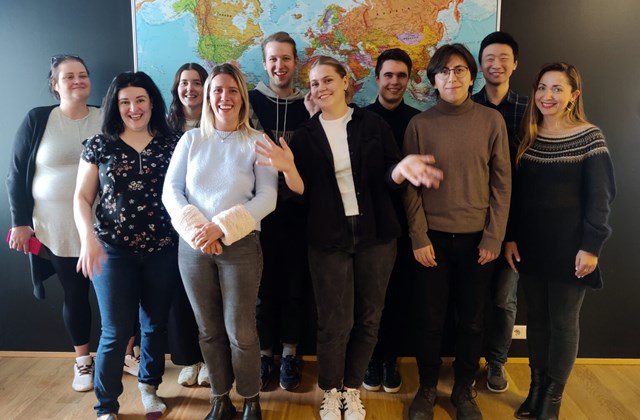 Hópurinn stillti sig að sjálfsögðu upp fyrir ljósmyndara fyrir framan heimskortið í Borgartúni, enda kominn víða að mörg hver.