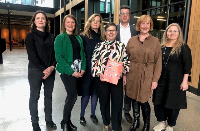 Stjórn Rannsóknaseturs skapandi greina í Grósku í gær. Anna Hildur heldur á skýrslunni Sköpunarkrafturinn - orkugjafi 21. aldar.