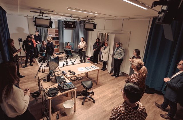 Stólar í settinu mátuðust vel í kynningunni á Stúdíó Bifröst, nýja upptökuveri háskólans sem staðsett er í Helvíti.