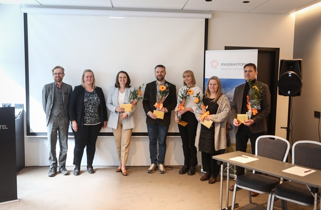 Styrkþegar ársins 2023. Dr. Vífill Karlsson, lengst til hægri, var mættur fyrir hönd Rannsóknaseturs byggða- og sveitarstjórnarmála og Bjarka Þórs.