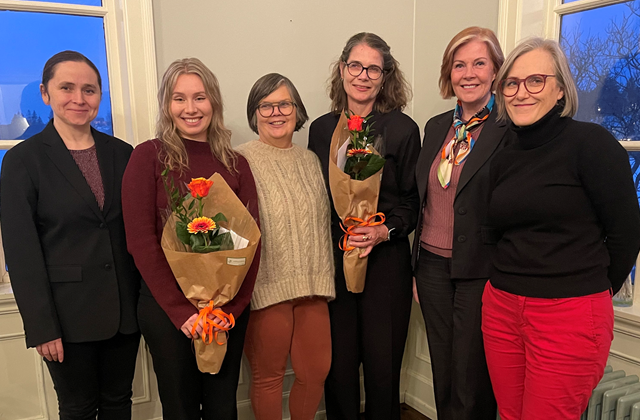 Frá vinstri: Gunnhildur Einarsdóttir, sérfræðingur hjá RSG, Björg Steinunn Gunnarsdóttir, styrkþegi, Anna Hildur Hildibrandsdóttir, fagstjóri skapandi greina við Háskólann á Bifröst og formaður stjórnar RSG, Helga Guðrún Jónasdóttir, styrkþegi, Ólína Kjerúlf Þorvarðardóttir, deildarforseti félagsvísindadeildar Háskólans á Bifröst og stjórnarmeðlimur RSG, Margrét Sigrún Sigurðardóttir, prófessor við viðskiptafræðideild Háskóla Íslands og stjórnarmeðlimur RSG.