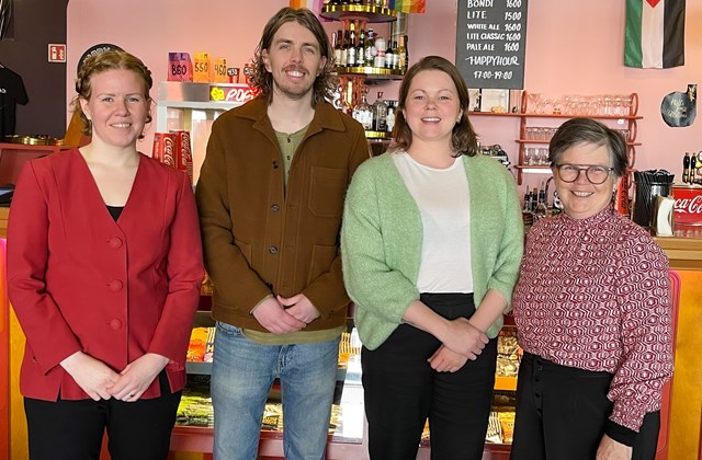 Kampakátir meistaranemar að úthlutun lokinni. (F.v.) Erla Rún Guðmundsdóttir, forstöðumaður RSG, meistaranemarnir Lilja Björk Haraldsdóttir og Júlíus Jóhannesson og Anna Hildur Hildibrandsdóttir, formaður stjórnar RSG.