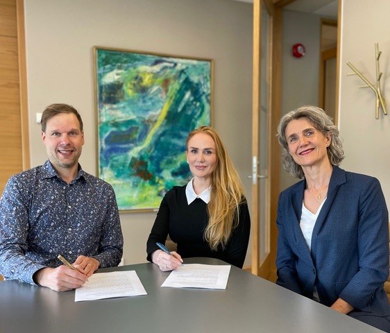 Frá undirritun samningsins, f.v. Kasper Simo Kristensen, Hanna Kristín Skaftadóttir og Margrét Jónsdóttir Njarðvík.