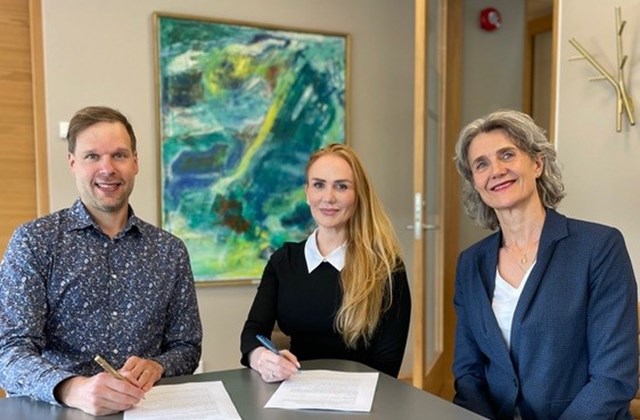Frá undirritun samningsins, f.v. Kasper Simo Kristensen, Hanna Kristín Skaftadóttir og Margrét Jónsdóttir Njarðvík.