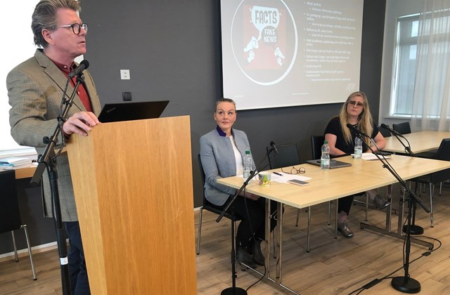 Dr. Eiríku Bergmann í pontu í samkomusal Blaðamannafélags Íslands, þar sem málstofan fór fram í dag. Sitjandi eru Sigríði Dögg Auðunsdóttur og Elfu Ýr Gylfadóttur.