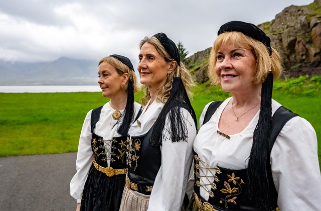 Elín H. Jónsdóttir, Margrét Jónsdóttir Njarðvík og Ólína Kjerúlf Þorvarðardóttir glæsilegar hver í sínum upphlut.