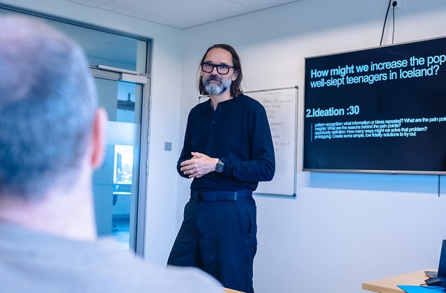 Michael var á staðlotu grunnnema nú um helgina með vinnusmiðju þar sem nemendur fengu þjálfun í aðferðafræði hönnunarhugsunar.