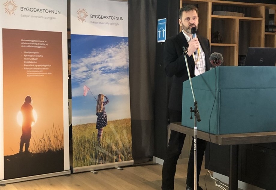 Hér má sjá dr. Vífil Karlsson flytja erindi á Byggðaráðstefnu 2021.