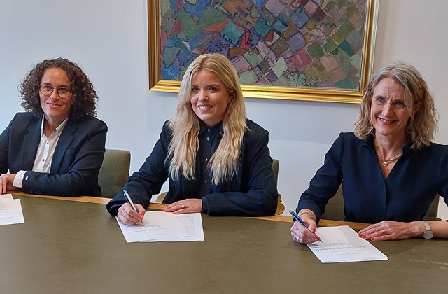 Tekist í hendur að undirritun lokinni, fyrr í dag, f.v. Elín Díanna, Áslaug Arna og Margrét. (Ljósm. Stefan Wendt)